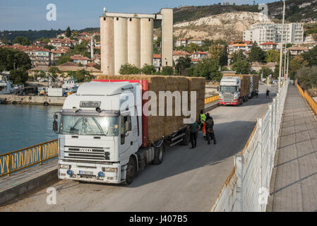 Les camions chargés avec de la paille pour la Princesse Farah cargo au port à Balchik, une ville côtière de la mer Noire et une station balnéaire du sud de la Dobroudja ar Banque D'Images