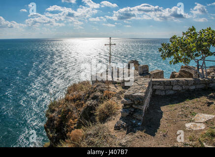 Petite église à la fin de Kaliakra pointe dans le sud de la Dobroudja région du nord de la côte bulgare de la mer Noire. Banque D'Images