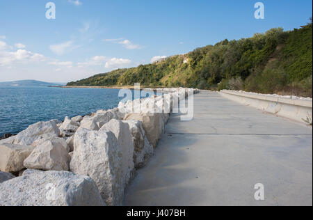 Défenses mer payées par l'Union européenne, et de la route, à Balchik Dobrich, Bulgarie. Banque D'Images