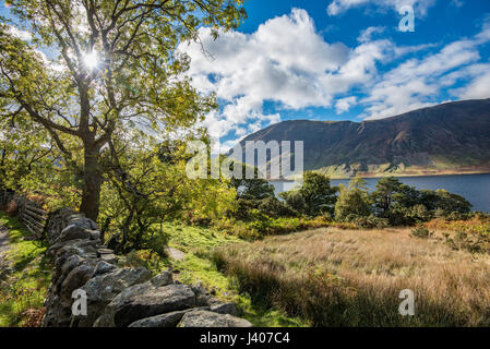 Avis de Crummock Water avec The Melbreak est tombé de la montagne Rannerdale Haut Parc National de Lake District, Cumbria. Banque D'Images