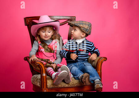 Deux enfants sourire portant des chapeaux de cow-boy, Studio Banque D'Images