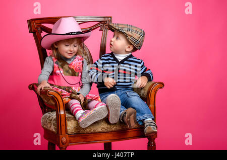 Deux enfants sourire portant des chapeaux de cow-boy, Studio Banque D'Images