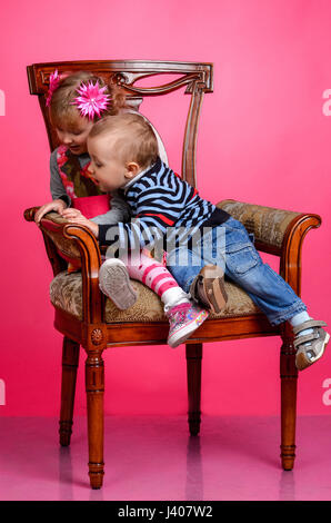 Deux enfants sourire portant des chapeaux de cow-boy, Studio Banque D'Images