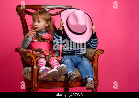 Deux enfants sourire portant des chapeaux de cow-boy, Studio Banque D'Images