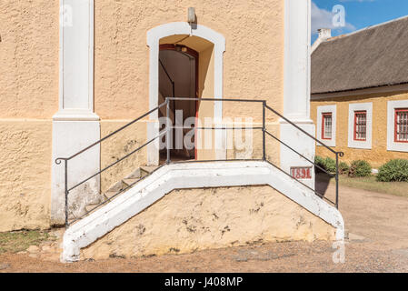 GENADENDAL, AFRIQUE DU SUD - le 27 mars 2017 : l'escalier et entrée arrière à l'église de Genadendal, avec date d'achèvement sur le mur. Genadendal fut le f Banque D'Images