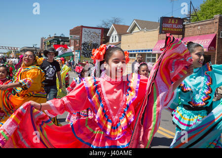 Detroit, Michigan - Le défilé annuel de Cinco de Mayo dans le quartier de Mexico-sud-ouest de Detroit. Banque D'Images