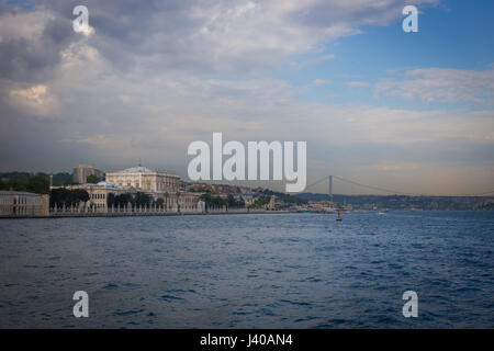 Vue sur le Palais de Dolmabahçe et le deuxième pont du Bosphore, Istanbul, Turquie Banque D'Images