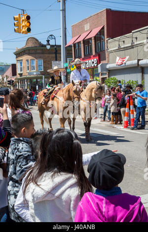 Detroit, Michigan - Le défilé annuel de Cinco de Mayo dans le quartier de Mexico-sud-ouest de Detroit. Banque D'Images