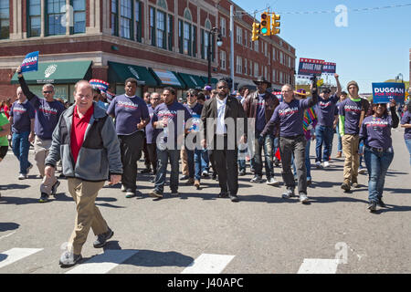 Detroit, Michigan - Detroit Maire Mike Duggan (chemise rouge) et les partisans de mars dans le défilé annuel de Cinco de Mayo dans le quartier américano-mexicaine Banque D'Images