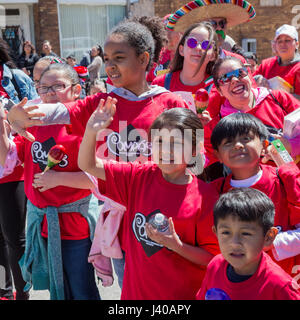 Detroit, Michigan - Les enfants de regarder le défilé annuel de Cinco de Mayo dans le quartier de Mexico-sud-ouest de Detroit. Banque D'Images
