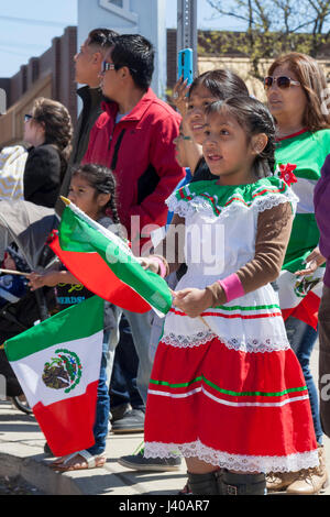 Detroit, Michigan - Les enfants de regarder le défilé annuel de Cinco de Mayo dans le quartier de Mexico-sud-ouest de Detroit. Banque D'Images