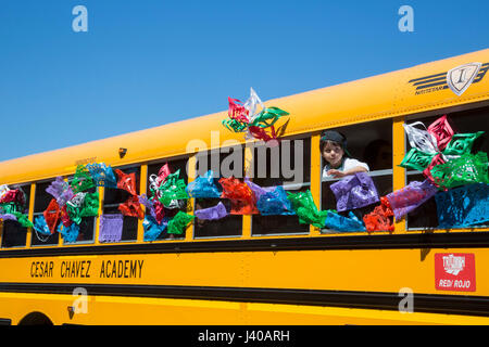 Detroit, Michigan - un enfant repose sur un bus de l'école Cesar Chavez Academy, une école à charte exploité par le Groupe Leona, au cours de la Cinco annuel Banque D'Images