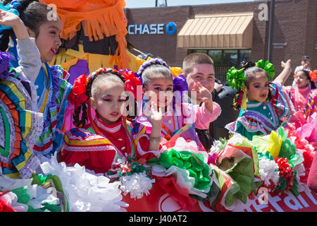 Detroit, Michigan - les enfants voyagent sur un char lors de la parade annuelle de Cinco de Mayo dans le quartier de Mexico-sud-ouest de Detroit. Banque D'Images