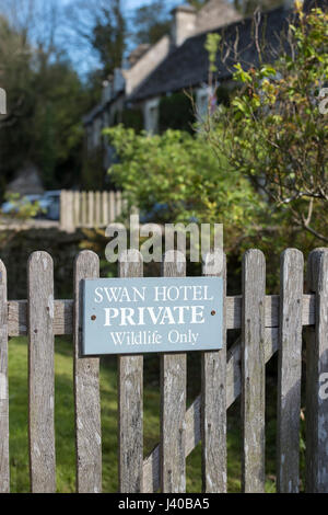 Vieille porte en bois et swan hotel panneau privé. Bibury, Cotswolds, Gloucestershire, Angleterre Banque D'Images