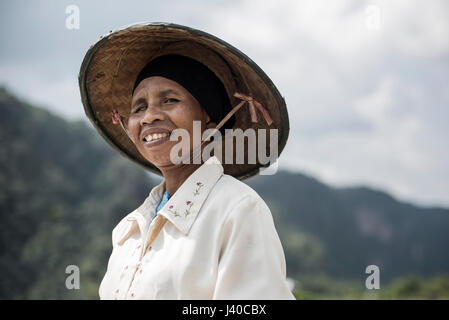 Portrait d'une femme agent de terrain du riz dans la vallée de Harau, Indonésie. Banque D'Images