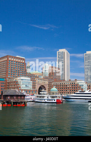 Boston, Massachsetts, USA - 2 juillet 2016 : Boston skyline de Seaport boulevard pont. Banque D'Images