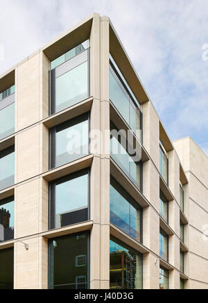 Détail de la façade d'angle. Chancery Lane, Londres, Royaume-Uni. Architecte : Bennetts Associates Architects, 2015. Banque D'Images