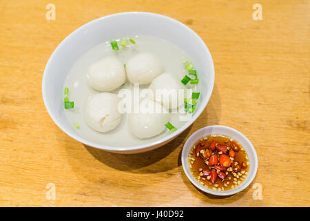 Copieux repas d'Teowchew Fishball avec soupe et la sauce chili sur table, Fishball noodles fait exclusivement de la pâte de poisson et moulé en boules ou fishcak Banque D'Images