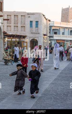 Les enfants, main street, le Souk Waqif, , Doha, Qatar Banque D'Images