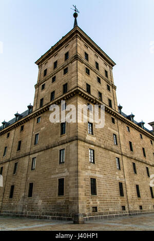 Low Angle View of El Escorial Façade Tour Banque D'Images