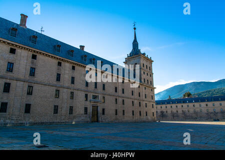 Low Angle View of façade latérale d'El Escorial Banque D'Images