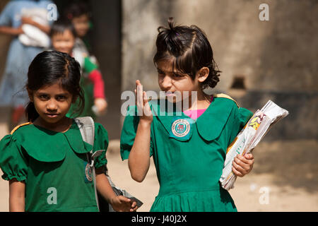 Les écolières des gouvernements locaux de l'école primaire Retour à l'accueil à Moheskhali. Cox's Bazar (Bangladesh). Banque D'Images