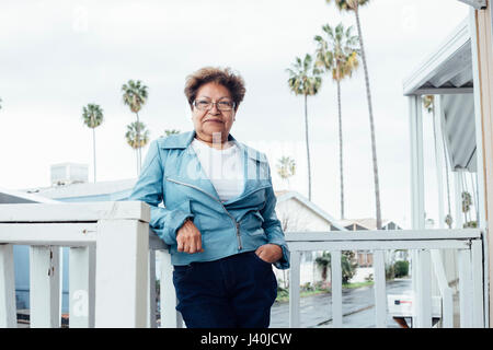 Portrait of woman on porch looking at camera smiling Banque D'Images