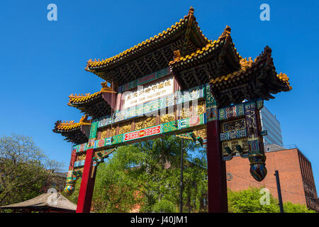 Les Chinois Arch ou paifang, Faulkner Street, Manchester, Angleterre, RU Banque D'Images