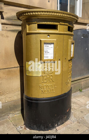 Post box or peint pour commémorer les Jeux Olympiques de 2012 a remporté la médaille d'or Jason Kenny cycliste, Bolton, Greater Manchester, Angleterre, RU Banque D'Images