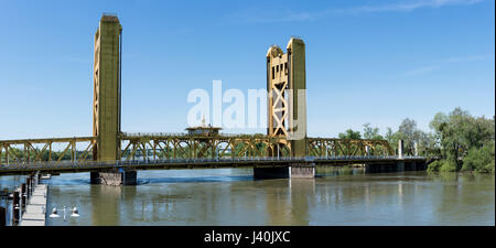 La passerelle du Tower Bridge sur la rivière Sacramento en Californie Banque D'Images