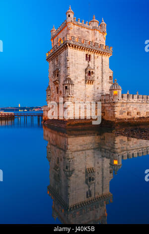 La Tour de Belém à Lisbonne la nuit, Portugal Banque D'Images