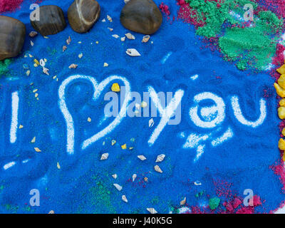Amour écrit en sable de couleurs Banque D'Images