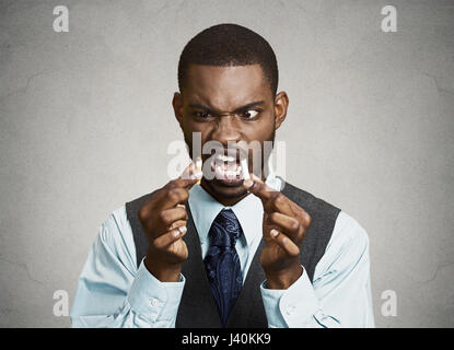 Closeup portrait, portrait, jeune, beau, triste, en colère contre l'homme d'affaires, cadre d'entreprise breaking cigarette, fond gris noir isolé. Frv Banque D'Images