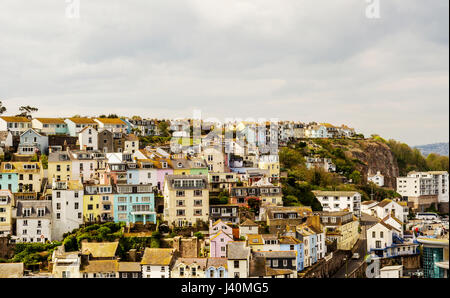 Hills dans la ville en bord de mer, de belles façades des bâtiments colorés, panorama ville balnéaire, architecture intéressante Banque D'Images