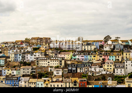 Hills dans la ville en bord de mer, de belles façades des bâtiments colorés, panorama ville balnéaire, architecture intéressante Banque D'Images