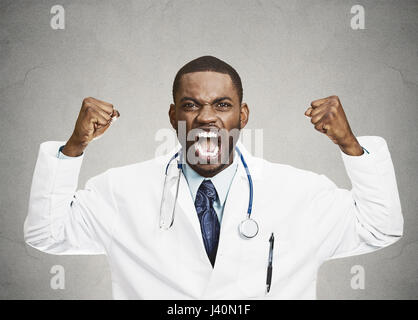 Closeup portrait grossier frustrés mécontents débordés, médecin en colère, mad professionnel de la santé, de crier à l'infirmière, patient, de poings jusqu'à l'air isolé Banque D'Images