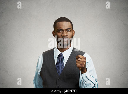 Closeup portrait malheureux Businessman giving thumb, doigt Figa geste vous allez obtenir zéro rien d'isolé sur fond gris. Les émotions négatives, Banque D'Images