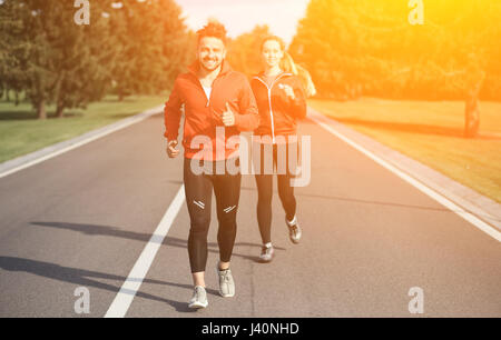 Sport homme et femme en jogging park Banque D'Images