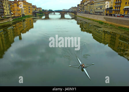 De l'aviron sur l'Arno à Florence Banque D'Images