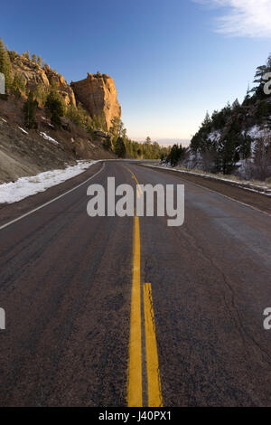 Une composition verticale d'une route rurale dans l'Est de l'Oregon Banque D'Images