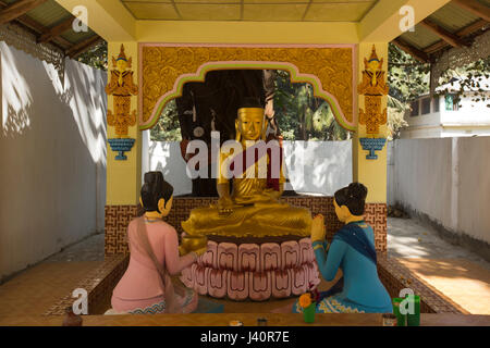 Vue de l'intérieur de l'Adinath temple au sommet du monticule Mainak à Moheshkhali Island. Cox's Bazar (Bangladesh). Banque D'Images