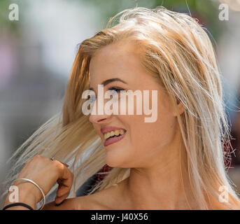 Smiling attractive girl, mise en forme Banque D'Images