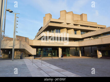 Théâtre National classé Grade II par Denys Lasdun (1976), South Bank, Londres, Angleterre Banque D'Images