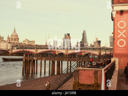 Oxo Tower Wharf, Thames Path et Blackfriars Bridge, South Bank, Southwark, Londres, Angleterre Banque D'Images