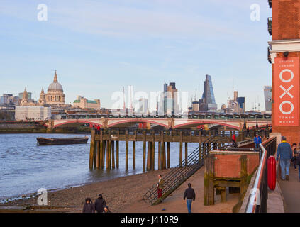 Oxo Tower Wharf, Thames Path et Blackfriars Bridge, South Bank, Southwark, Londres, Angleterre Banque D'Images