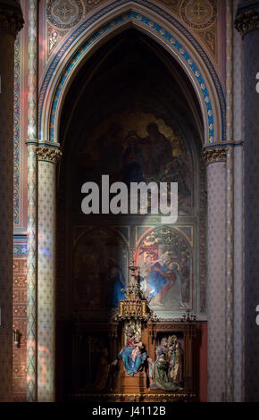 Autel latéral de l'église de Saint Ludmila à Prague, République tchèque. Banque D'Images