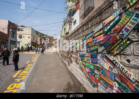 Sur un mur de l'oeuvre intitulée 'Les poissons dans des ruelles par Jin Young Seob dans Gamcheon, Busan Gwangyeoksi Culture Village, Corée du Sud Banque D'Images