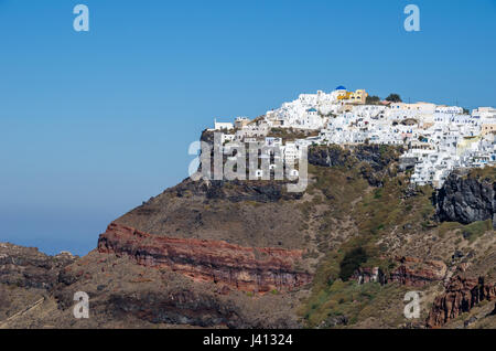 Avis de Thira, la ville grecque sur l'île volcanique de Santorin, avec ses maisons blanches traditionnelles, placé au sommet d'une montagne conique, révélant Banque D'Images