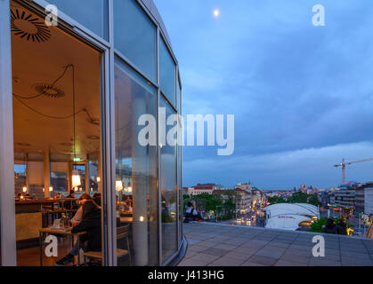 Restaurant "OBEN" sur le dessus de Hauptbücherei Haupt-Bibliothek (Bibliothèque principale) à road Gürtel, vue de Wienerberg, Wien, Vienne, 07. Neubau, Wien, Autriche Banque D'Images