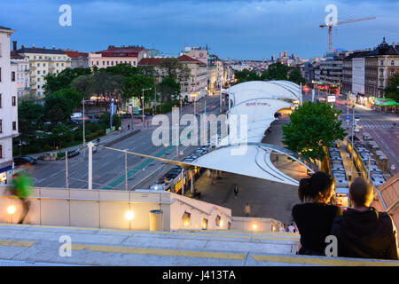 Vue du haut des Hauptbücherei Haupt-Bibliothek (Bibliothèque principale) à la route de Wienerberg Gürtel et, des couples aux étapes, Wien, Vienne, 07. Neubau, Wien, Austri Banque D'Images